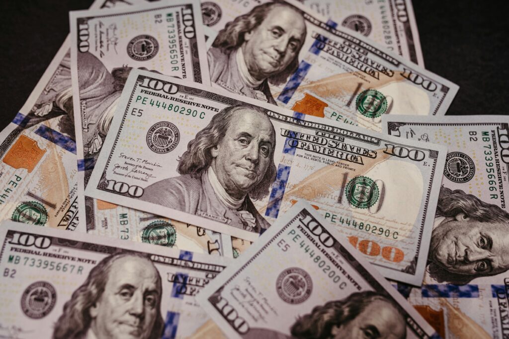 Expanda sua empresa globalmente com investimento reduzido, aproveitando a valorização do dólar para aumentar a competitividade no mercado internacional